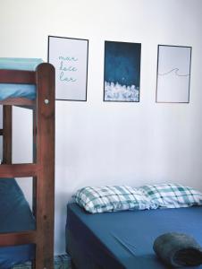 a bedroom with a bunk bed and pictures on the wall at Lemon Suítes e Pousada - Indaiá Riviera in Bertioga