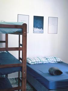 a bunk bed with a blue mattress next to a ladder at Lemon Suítes e Pousada - Indaiá Riviera in Bertioga
