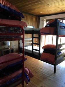 - une chambre avec plusieurs lits superposés dans une cabine dans l'établissement CASA CARDONAL CURANIPE, à Curanipe