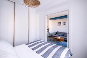 ein Schlafzimmer mit einem Bett und einem Sofa in der Unterkunft La Maioneta Carré d'Or in Nizza
