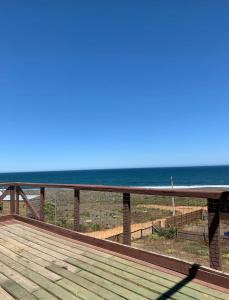 - une vue sur la plage depuis la terrasse dans l'établissement CASA CARDONAL CURANIPE, à Curanipe
