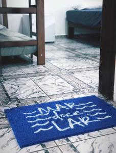 a blue rug sitting on the floor in a room at Lemon Suítes e Pousada - Indaiá Riviera in Bertioga