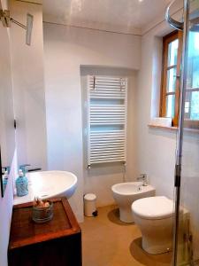 uma casa de banho branca com um WC e um lavatório em Residenza le Api em Lucca