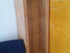 a closet with glass shelves next to a door at Appartement Le Grand-Bornand, 1 pièce, 4 personnes - FR-1-467-117 in Le Grand-Bornand