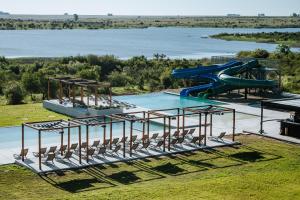 une piscine extérieure avec un toboggan et un parc aquatique dans l'établissement Midland Hotel & Resort All Inclusive, à Paso de los Toros