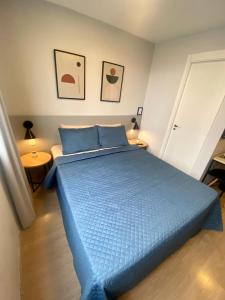 um quarto com uma cama com lençóis azuis em Admirável Apartamento Em Frente Ao Metrô Brás ! Ap 56 A Torre 2 em São Paulo