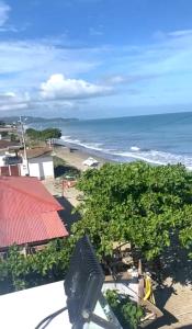 Blick auf den Strand und das Meer von einem Gebäude in der Unterkunft MIRAMAR Casa Vacacional Frente al mar in Tonsupa
