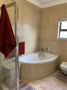 Ένα μπάνιο στο Fairways Villa @ Bunker Close +3 φωτογραφίες