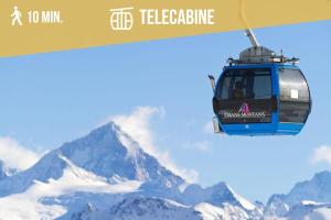um helicóptero sobrevoando uma montanha coberta de neve em Plein Ciel I Balcony I Close to cable cars I Car park em Crans-Montana