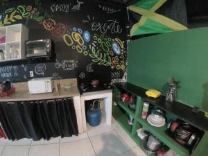 una cocina con una pared negra con escritura. en Hostel do Rasta, en Salvador