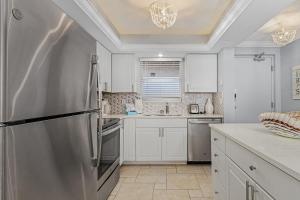 Köök või kööginurk majutusasutuses Welcome to Beach Villas # 704 - Updated Top Floor Gulf Front & Sunsets - Rental 250 Estero Blvd condo
