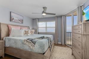 Voodi või voodid majutusasutuse Welcome to Beach Villas # 704 - Updated Top Floor Gulf Front & Sunsets - Rental 250 Estero Blvd condo toas
