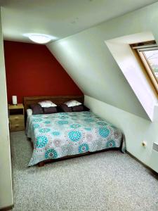 a bedroom with a bed in a attic at Apartmán v podzámčí in Rychnov nad Kněžnou