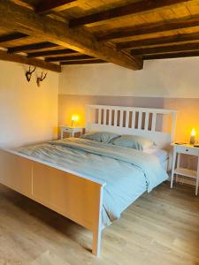 1 dormitorio con 1 cama grande con sábanas azules en La Caverne, en Rochefort