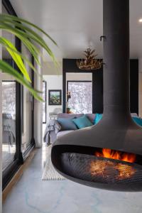 a living room with a fireplace in the middle at Aurora View Lapland, Sky View Bedroom & Jacuzzi in Kilpisjärvi