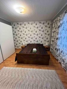 1 dormitorio con cama de madera en una habitación en Majoitusta 4:lle Pori, en Pori