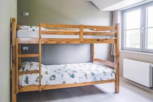 2 Etagenbetten in einem kleinen Zimmer mit in der Unterkunft De Burkelhoeve appC in Maldegem