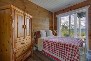 - une chambre avec un lit et une grande fenêtre dans l'établissement 5BD, 5 Bath - Mountaintop Mansion in the Sky, à Tellico Plains