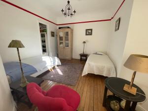 - une chambre avec un lit, une chaise et une table dans l'établissement CLOVIS, à Reims