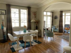 - un salon avec une table et des chaises dans l'établissement CLOVIS, à Reims