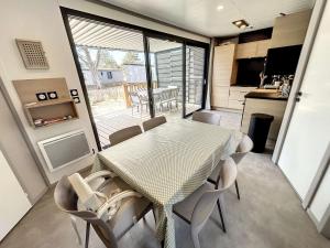 Kuchnia lub aneks kuchenny w obiekcie Chalet de standing, 7 couchages, piscine chauffée, proche plage et commerces, WIFI inclus - FR-1-361-463