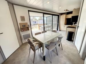 Kuchnia lub aneks kuchenny w obiekcie Chalet de standing, 7 couchages, piscine chauffée, proche plage et commerces, WIFI inclus - FR-1-361-463