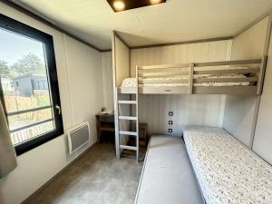 Mały pokój z 2 łóżkami piętrowymi i oknem w obiekcie Chalet de standing, 7 couchages, piscine chauffée, proche plage et commerces, WIFI inclus - FR-1-361-463 w mieście Jullouville-les-Pins