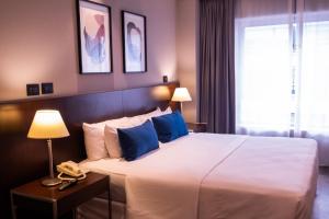 布宜諾斯艾利斯的住宿－布宜諾斯艾利斯474酒店，酒店客房配有一张带蓝色枕头的大床