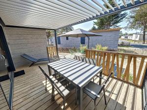Balkon lub taras w obiekcie Chalet de standing, 7 couchages, piscine chauffée, proche plage et commerces, WIFI inclus - FR-1-361-463