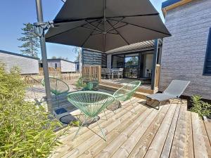 Balkon lub taras w obiekcie Chalet de standing, 7 couchages, piscine chauffée, proche plage et commerces, WIFI inclus - FR-1-361-463
