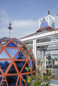 un edificio con una cruz encima en Mandala Yoga Hostel, en Bogotá