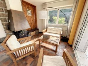 Fotografia z galérie ubytovania Grande Maison Familiale à 100m de la Plage - Jardin, Véranda, Wifi et Confort Moderne - FR-1-361-466 v destinácii Jullouville-les-Pins