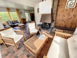 Fotografia z galérie ubytovania Grande Maison Familiale à 100m de la Plage - Jardin, Véranda, Wifi et Confort Moderne - FR-1-361-466 v destinácii Jullouville-les-Pins
