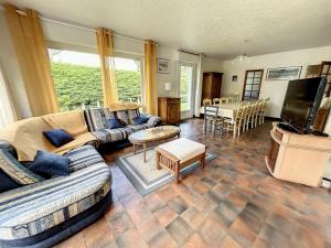 Fotografia z galérie ubytovania Grande Maison Familiale à 100m de la Plage - Jardin, Véranda, Wifi et Confort Moderne - FR-1-361-466 v destinácii Jullouville-les-Pins