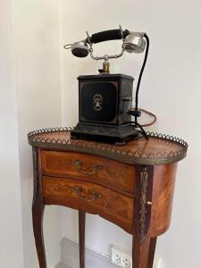 um telefone em cima de uma mesa de madeira em Jugend 1905 em Ålesund