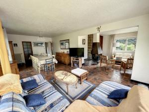 Fotografia z galérie ubytovania Grande Maison Familiale à 100m de la Plage - Jardin, Véranda, Wifi et Confort Moderne - FR-1-361-466 v destinácii Jullouville-les-Pins