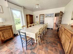 Fotografia z galérie ubytovania Grande Maison Familiale à 100m de la Plage - Jardin, Véranda, Wifi et Confort Moderne - FR-1-361-466 v destinácii Jullouville-les-Pins