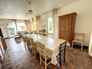 Fotografia z galérie ubytovania Grande Maison Familiale à 100m de la Plage - Jardin, Véranda, Wifi et Confort Moderne - FR-1-361-466 v destinácii Jullouville-les-Pins