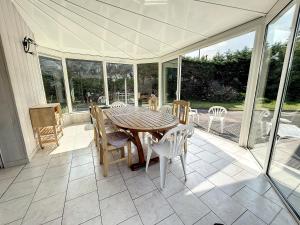 Fotografia z galérie ubytovania Grande Maison Familiale à 100m de la Plage - Jardin, Véranda, Wifi et Confort Moderne - FR-1-361-466 v destinácii Jullouville-les-Pins