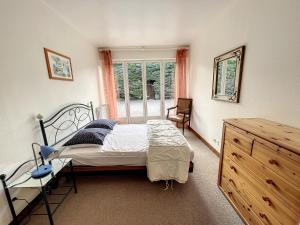 Fotografia z galérie ubytovania Grande Maison Familiale à 100m de la Plage - Jardin, Véranda, Wifi et Confort Moderne - FR-1-361-466 v destinácii Jullouville-les-Pins