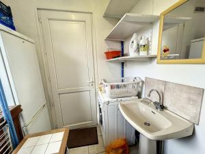 Fotografia z galérie ubytovania Grande Maison Familiale à 100m de la Plage - Jardin, Véranda, Wifi et Confort Moderne - FR-1-361-466 v destinácii Jullouville-les-Pins