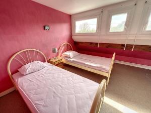 Fotografia z galérie ubytovania Grande Maison Familiale à 100m de la Plage - Jardin, Véranda, Wifi et Confort Moderne - FR-1-361-466 v destinácii Jullouville-les-Pins