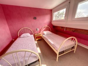 Fotografia z galérie ubytovania Grande Maison Familiale à 100m de la Plage - Jardin, Véranda, Wifi et Confort Moderne - FR-1-361-466 v destinácii Jullouville-les-Pins