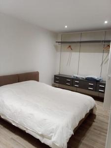 Schlafzimmer mit einem weißen Bett und einem Spiegel in der Unterkunft The most beautiful view of Mussomeli in Mussomeli