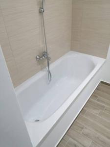 eine weiße Badewanne mit Dusche im Bad in der Unterkunft The most beautiful view of Mussomeli in Mussomeli