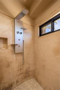 La salle de bains est pourvue d'une douche et d'une fenêtre. dans l'établissement Hotel Hondo, à Los Barriles