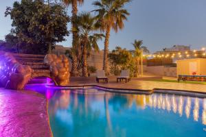 - une piscine avec banc à côté d'un bâtiment dans l'établissement Hotel Hondo, à Los Barriles