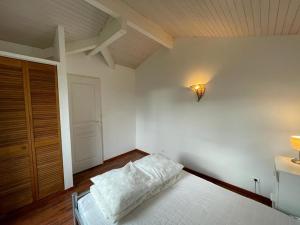Łóżko lub łóżka w pokoju w obiekcie Villa spacieuse avec jacuzzi, à 200m de la plage à Capbreton - FR-1-413-209