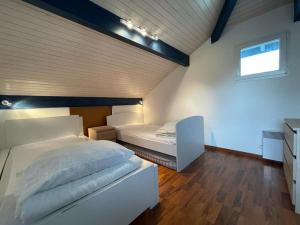 Łóżko lub łóżka w pokoju w obiekcie Villa spacieuse avec jacuzzi, à 200m de la plage à Capbreton - FR-1-413-209
