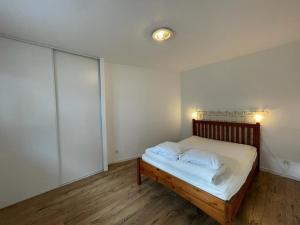 Łóżko lub łóżka w pokoju w obiekcie Villa spacieuse avec jacuzzi, à 200m de la plage à Capbreton - FR-1-413-209